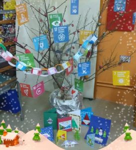 Το χριστουγεννιάτικο δέντρο μας στολισμένο με τους 17 SDGs...